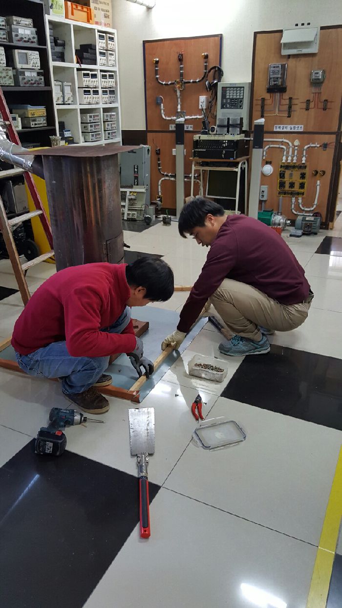 선생님들 열심히 받침대 작업중이신데 넘넘 멋지시네요 ~